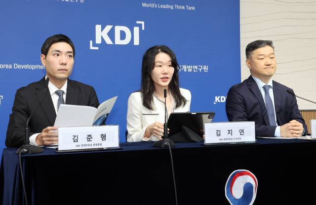 한국개발연구원(KDI) 김지연 전망총괄(가운데)이 8일 정부세종청사에서 KDI 현안분석 '잠재성장률 전망과 정책적 시사점'을 설명하고 있다. 왼쪽은 김준형 동향총괄, 오른쪽은 정규철 경제전망실장. 연합뉴스