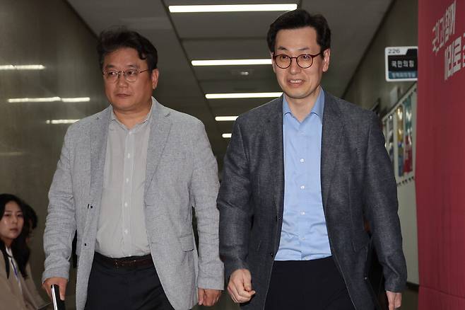 한덕수 무소속 대선 예비후보 측의 손영택 전 국무총리 비서실장(오른쪽)이 9일 서울 여의도 국회에서 재개된 김문수 국민의힘 대선 후보 측과의 단일화 협상에 참석하고 있다. ⓒ연합뉴스