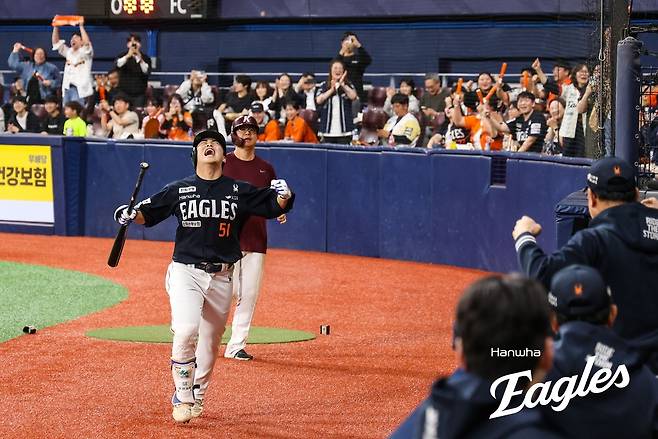 한화 문현빈이 9일 고척 키움전 9회 경기를 뒤집는 솔로포를 터트리고 더그아웃으로 돌아온 뒤 포효하고 있다.