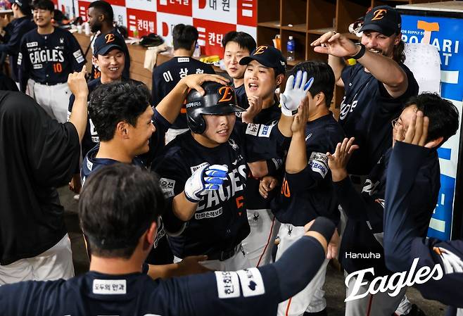 한화 문현빈이 9일 고척 키움전 9회 솔로포를 터트린 뒤 더그아웃에서 동료들과 기뻐하고 있다. 한화 이글스 제공