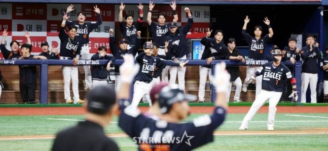 더그아웃의 한화 선수들이 9일 고척스카이돔에서 열린 2025 KBO리그 키움히어로즈와 한화이글스 경기 3회초 문현빈의 적시타가 터지자 환호하고 있다. /사진=강영조 선임기자