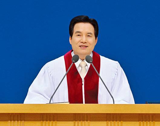 하나님의 교회 총회장 김주철 목사가 ‘새예루살렘 판교성전’에서 유월절 대성회를 집전하고 있다. 하나님의 교회 제공