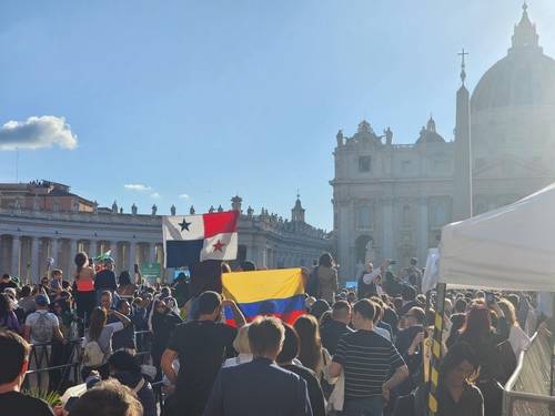 각국 국기 휘날린 바티칸 (바티칸=연합뉴스) 신창용 특파원 = 8일(현지시간) 바티칸 시스티나 성당에서 새 교황 탄생을 알리는 흰 연기가 피어오르자 성 베드로 광장을 가득 메운 인파가 각국 국기를 휘날리며 환호하고 있다. 2025.05.08 changyong@yna.co.kr