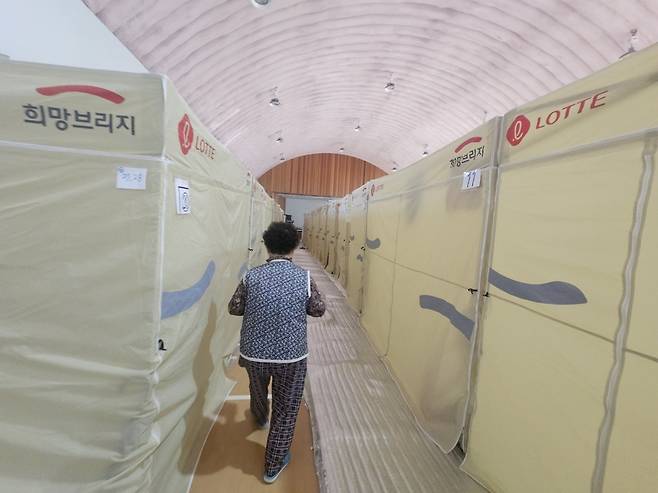 텐트로 이동하는 이재민 (안동=연합뉴스) 김선형 기자 = 8일 오전 경북 안동시 길안면 길안중학교 강당에서 금영자 할머니가 임시 거처인 텐트로 이동하고 있다. 2025.5.8 sunhyung@yna.co.kr