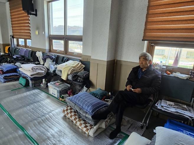 산불 당시 떠올리는 임병하 할아버지 (안동=연합뉴스) 김선형 기자 = 경북 안동시 임하면 복지센터에서 임병하(81) 할아버지가 산불 피해 상황을 이야기하고 있다. 2025.5.8 sunhyung@yna.co.kr