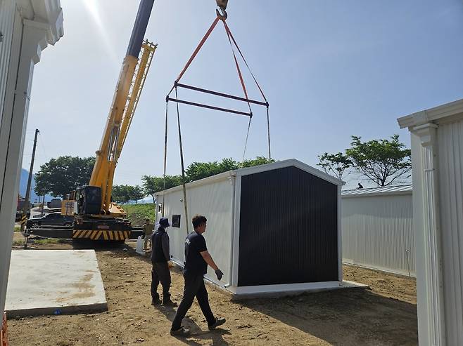 안동시 임하면 금소리에 세워지는 임시주택 (안동=연합뉴스) 김선형 기자 = 8일 오전 경북 안동시 임하면 금소리에 경북 산불 이재민 임시 주택이 들어서고 있다. 2025.5.8 sunhyung@yna.co.kr