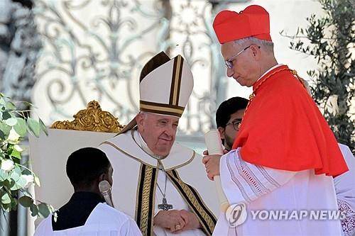 프란치스코 교황과 추기경 서임 당시의 레오 14세 (바티칸시티 AFP=연합뉴스 자료사진) 2023년 9월 30일(현지시간) 바티칸 성 베드로 광장에서 열린 신임 추기경 21명의 서임식에서 프란치스코(사진 가운데) 당시 교황이 로버트 프랜시스 프레보스트(오른쪽) 당시 교황청 주교부 장관을 추기경으로 서임하고 있다. 프란치스코 교황은 2025년 4월 21일 선종했다. 프레보스트 추기경은 2025년 5월 8일에 후임 교황으로 선출됐으며, 즉위명으로 '레오 14세'를 택했다. (Photo by Tiziana FABI / AFP) 2025.5.9.