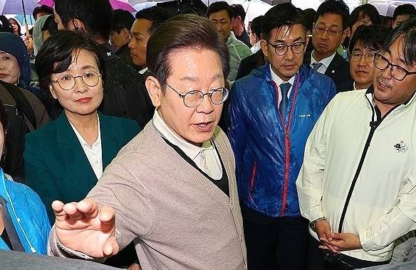 경북 김천 방문한 이재명 후보 (김천=연합뉴스) 김도훈 기자 = 더불어민주당 이재명 대선 후보가 9일 제63회 경북도민체육대회가 열린 경북 김천실내체육관 인근에 설치된 김천시청 부스를 찾아 드론 관련 설명을 듣고 있다.
김천시는 4년 연속 드론 실증도시로 선정된 바 있다. 2025.5.9 superdoo82@yna.co.kr