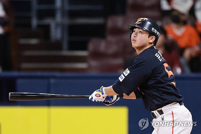 희생플라이로 동점 만든 문현빈 (서울=연합뉴스) 신현우 기자 = 9일 서울 고척스카이돔에서 열린 프로야구 2025 신한 SOL 뱅크 KBO리그 한화 이글스와 키움 히어로즈의 경기.
7회초 1사 2,3루 한화 문현빈이 희생플라이로 동점을 만들고 있다. 2025.5.9 nowwego@yna.co.kr