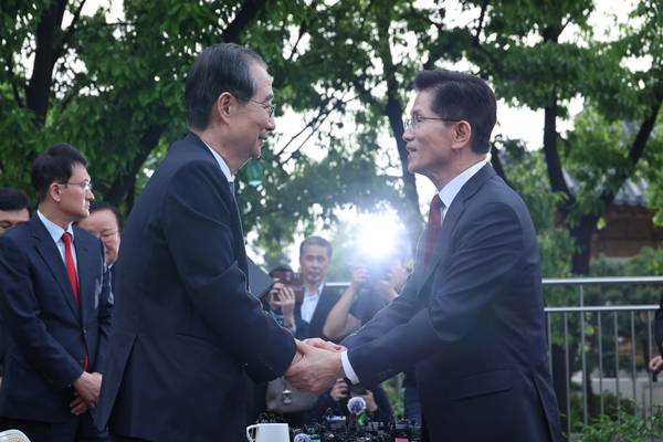 국민의힘 김문수 대선후보와 무소속 한덕수 대선 예비후보가 8일 서울 국회 사랑재에 위치한 커피숍에서 회동을 마친 후 인사하고 있다. 2025.5.8 /공동취재