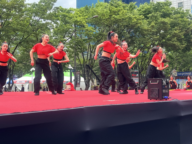 대구시티센터 앞 C존에서는 대만 공연팀의 거리공연으로 열기가 뜨거워졌다. 김정원 기자