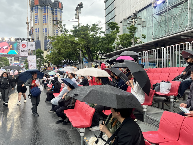 오후 3시께 빗줄기가 점점 굵어짐에도 시민들은 공연과 퍼레이드를 즐기고 있다. 김정원 기자