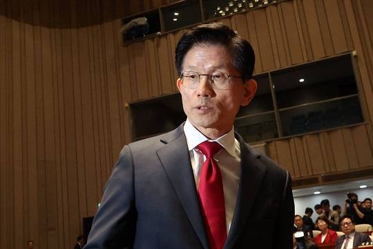 김문수 국민의힘 대선 후보가 9일 오전 서울 여의도 국회에서 열린 의원총회에서 밖으로 나서고 있다. 사진=뉴시스