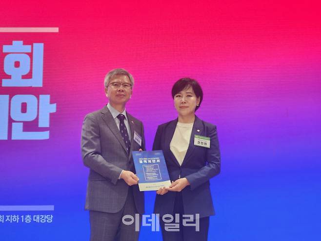 10일 대한의사협회 회관에서 진행된 ‘제21대 대통령 선거 보건의료 정책 제안 보고회’에서 김택우 대한의사협회장(왼쪽)과 더불어민주당 전현희 공동선대본부장이 정책제안서를 들고 있는 모습.(사진=대한의사협회)