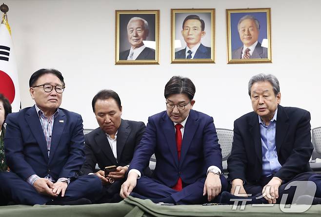 김문수 국민의힘 대통령 후보에게 단일화 약속을 촉구하며 무기한 단식에 돌입한 권성동 원내대표가 8일 오전 서울 여의도 중앙당사에서 같은 이유로 단식 농성에 들어간 김무성, 류준상 상임고문을 만나고 있다. 2025.5.8/뉴스1 ⓒ News1 김민지 기자