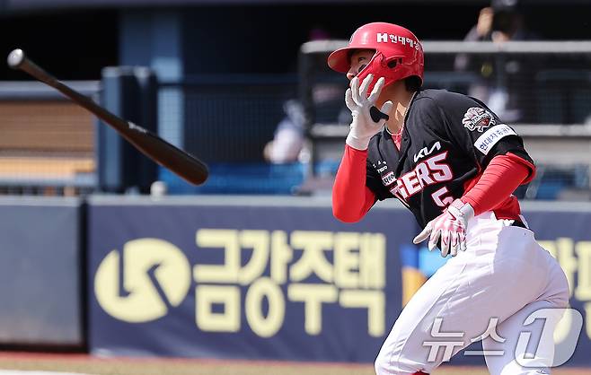 14일 서울 송파구 잠실야구장에서 열린 2025 프로야구 KBO리그 KIA 타이거즈와 두산 베어스의 시범경기, KIA 김도영이 1회초 무사 2루에서 적시 2루타를 치고 있다. 2025.3.14/뉴스1 ⓒ News1 김진환 기자