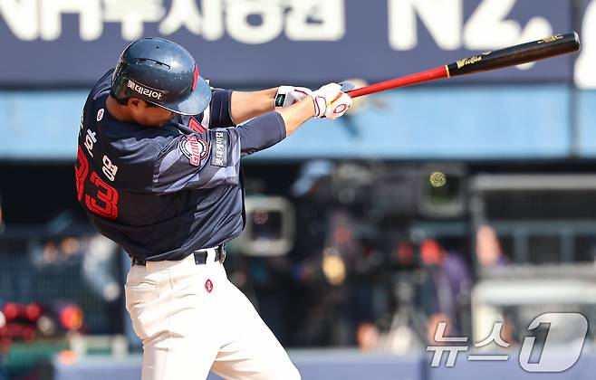 22일 서울 송파구 잠실야구장에서 열린 '2025 신한 SOL 뱅크 KBO리그' 개막전 롯데 자이언츠와 LG 트윈스의 경기, 롯데 손호영이 4회초 1사 만루상황에서 2타점 적시타를 치고 있다. 2025.3.22/뉴스1 ⓒ News1 김도우 기자