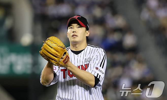 16일 서울 송파구 잠실야구장에서 열린 프로야구 '2025 신한 SOL 뱅크 KBO리그' 삼성 라이온즈와 LG 트윈스의 경기, 4회초 삼성 공격을 막아낸 LG 선발투수 임찬규가 더그아웃으로 향하고 있다. 2025.4.16/뉴스1 ⓒ News1 이승배 기자