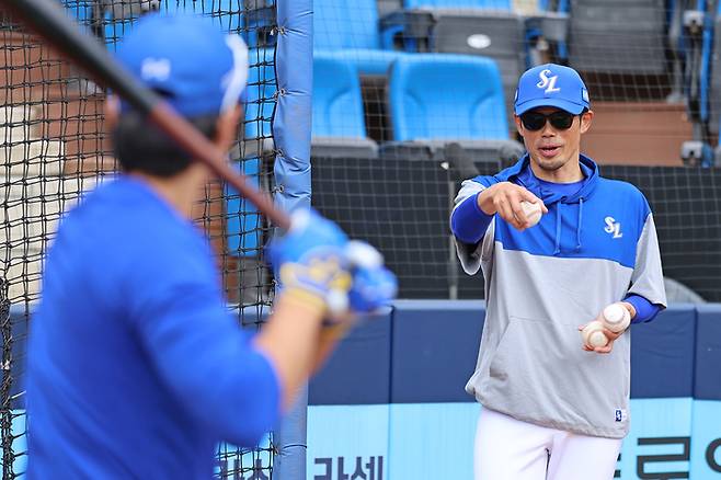 이마에 코치가 오키나와에서 열린 삼성 스프링캠프에서 타격 지도를 하고 있다. 사진 | 삼성 라이온즈