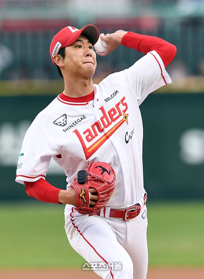 SSG 김광현이 16일 인천SSG랜더스필드에서 열린 2025 KBO리그 한화와 경기에 선발 등판해 힘차게 공을 던지고 있다. 김광현은 1회초 아웃카운트 두 개를 잡으며 KBO리그 역대 다섯번째로 2,200이닝을 소화한 투수가 되었다. 문학 | 박진업 기자 upandup@sportsseoul.com