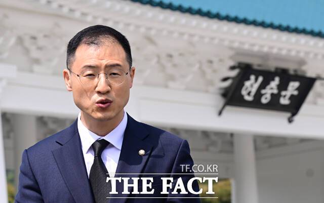 김상욱 국민의힘 의원이 지난 8일 오전 서울 동작구 국립현충원을 찾아 현충탑에 참배한 뒤 기자회견을 열어 탈당을 선언하고 있다. /이새롬 기자