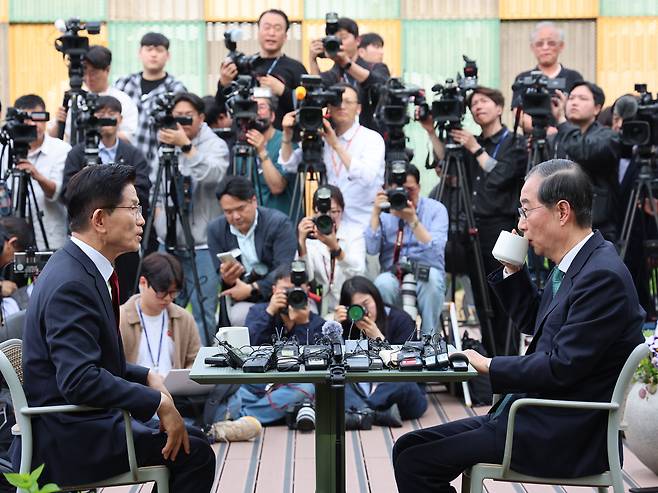김문수 국민의힘 대통령 후보와 한덕수 무소속 대선 예비후보가 지난 8일 서울 여의도 국회 강변서재에서 '후보 단일화' 회동을 하고 있다./공동취재