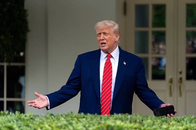 ๋๋๋ ํธ๋ผํ ๋ฏธ๊ตญ ๋ํต๋ น์ด 8์ผ(ํ์ง์๊ฐ) ๋ฏธ๊ตญ ์์ฑํด D.C. ๋ฐฑ์
๊ด ์จ์คํธ์ ์์์ ๊ธฐ์๋ค๊ณผ ์ด์ผ๊ธฐ๋ฅผ ๋๋๊ณ ์๋ค. /APยท์ฐํฉ๋ด์ค