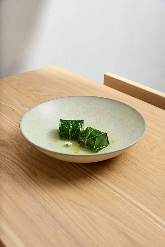 묵정의 온선. 야채로 속을 채워 쪄낸 어선을 광어뼈 육수와 함께 내놓는 것이 특징. /묵정