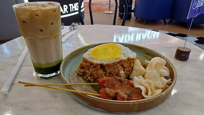 말레이시아 콸라룸푸르 공항에서 먹은 나시 고렝.