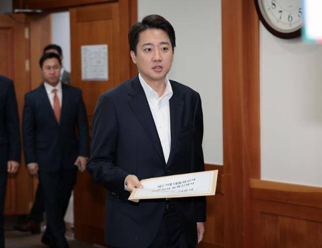 개혁신당 이준석 대선 후보가 10일 경기도 과천 중앙선거관리위원회에서 제21대 대통령선거 후보 등록을 위해 입장하고 있다. 연합뉴스