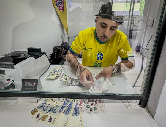 3월 중순 플로리다 거리의 공식환전소에서 100달러를 내니 약 11만 페소를 건넸다. 김상진 기자