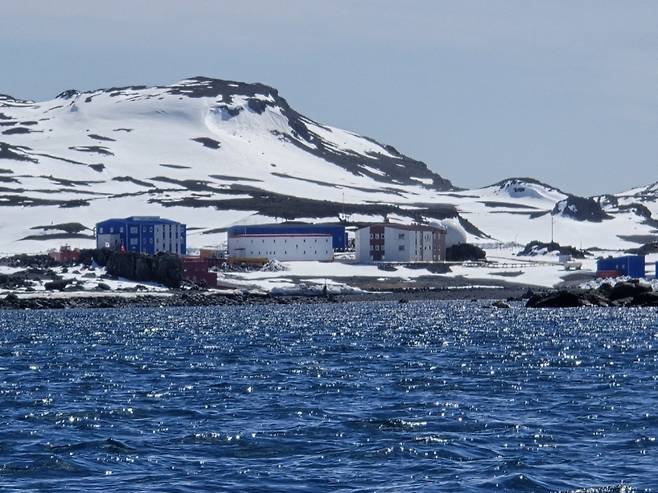 ▲중국 장성기지 전경-세종기지와는 바다로 10km 정도 떨어져 있다