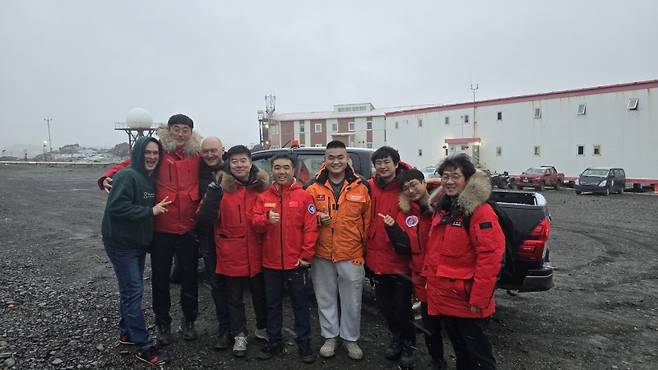 ▲중국 장성기지 방문 교류- 우측에서 4번째 있는 대원이 중국 요리사 왕쯔이다