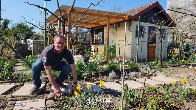 독일 카를스루에에 사는 노르베르트가 지난 4월 2일(현지시간) ‘라인슈트란트지들룽 클라인가르텐’ 단지에 있는 텃밭에서 자신이 심은 꽃과 작물에 관해 설명하고 있다. 이재덕 기자