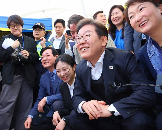 영남 신라벨트 골목골목 경청투어에 나선 이재명 더불어민주당 대선 후보가 10일 경남 함안군 가야전통시장에서 상인들과 이야기하며 밝게 웃고 있다. 연합뉴스