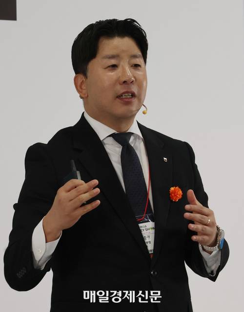 2025 서울머니쇼 ‘인류 최고의 자산 금이 답이다’ 세미나에서 황병진 NH투자증권 FICC리서치 부장이 금 가격 전망과 투자 전략에 대해 설명하고 있다.