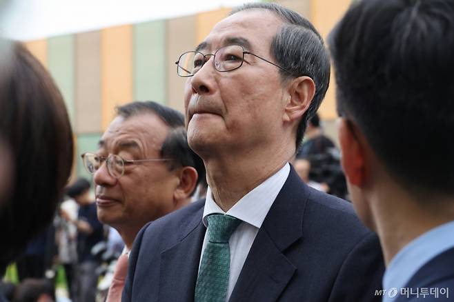 (서울=뉴스1) 김민지 기자 = 한덕수 무소속 대선 예비후보가 8일 서울 국회 사랑재에 위치한 커피숍에서 국민의힘 김문수 대선후보와 후보 단일화 관련 회동을 마친 후 생각에 잠겨 있다. (공동취재) 2025.5.8/뉴스1 Copyright (C) 뉴스1. All rights reserved. 무단 전재 및 재배포, AI학습 이용 금지. /사진=(서울=뉴스1) 김민지 기자