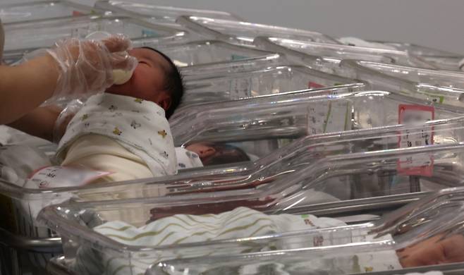 2월 26일 인천 미추홀구 아인병원 신생아실에서 간호사가 신생아들을 돌보고 있다. /사진=뉴시스