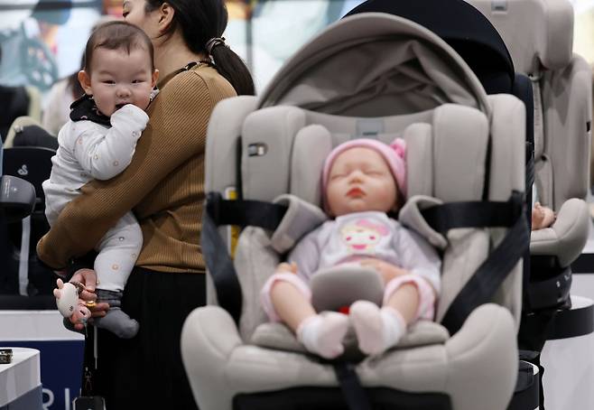 서울 강서구 코엑스 마곡에서 열린 마이비 마곡 베이비페어&유아교육전을 찾은 한 아이가 엄마와 함께 카시트 등 육아용품을 살펴보고 있다. /사진=뉴스1
