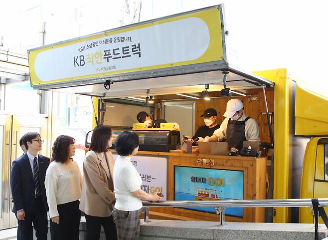 초밥 푸드트럭을 운영하는 윤대현씨(35·남)가 지난해 10월 KB금융그룹의 'KB착한푸드트럭' 사업에 참여해 낡은 푸드트럭을 교체했다./사진제공=KB금융그룹
