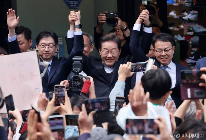 (진주=뉴스1) 이재명 기자 = 경청투어에 나선 이재명 더불어민주당 대통령 후보가 10일 오후 경남 진주시 대안동 차없는 거리에서 연설을 마친 후 인사하고 있다. (공동취재) 2025.5.10/뉴스1 Copyright (C) 뉴스1. All rights reserved. 무단 전재 및 재배포, AI학습 이용 금지. /사진=(진주=뉴스1) 이재명 기자