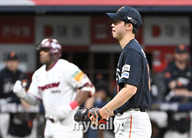 9일 오후 서울 고척동 고척스카이돔에서 진행된 '2025 프로야구 KBO리그' 키움히어로즈와 한화 이글스의 경기. 한화 엄상백이 4회말 키움 푸이그에게 홈런을 허용한 뒤 아쉬워 하고 있다./고척=송일섭 기자 andlyu@mydaily.co.kr