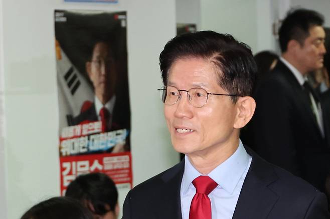 국민의힘 김문수 대선 후보가 10일 서울 여의도 캠프 사무실에서 사상 초유의 대선 후보 교체 강행에 대한 입장을 밝히기 위해 긴급 기자회견에 나서고 있다. 연합뉴스