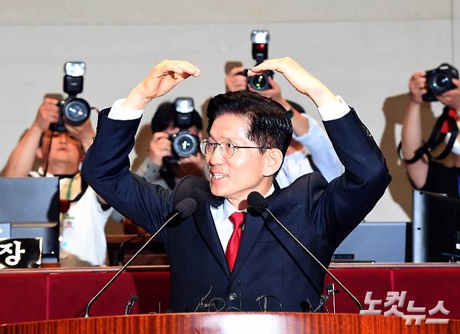 지난 9일 국민의힘 김문수 대선후보가 국회에서 열린 의원총회에 참석해 발언 중 의원들을 향해 손하트를 만들고 있다. 황진환 기자
