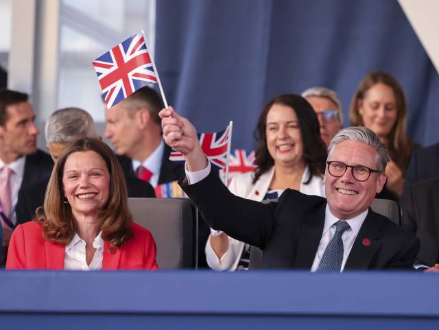 ▲8일(현지시간) 키어 스타머 영국 총리(오른쪽)가 배우자 빅토리아 스타머와 함께 영국 런던에서 열린 전승절 80주년 기념 행사에 참석해 영국 국기를 흔들고 있다. ⓒAP=연합뉴스