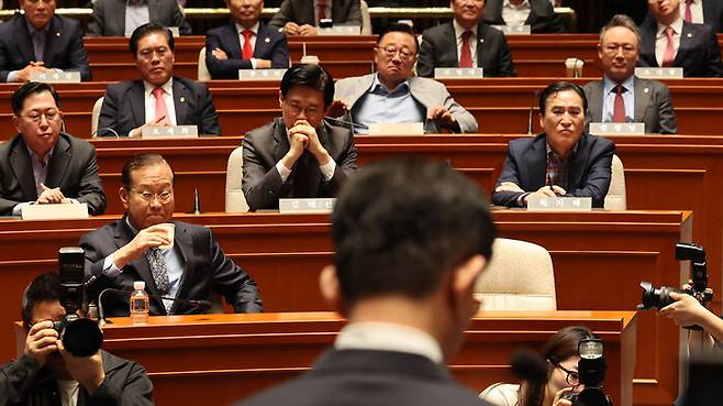 국민의힘 권영세 비상대책위원장이 9일 서울 여의도 국회에서 열린 의원총회에서 김문수 대선 후보의 '작심 발언'을 들으며 굳은 표정을 짓고 있다.