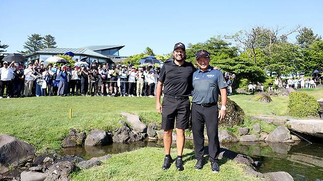 최경주가 지난해 한국프로골프(KPGA) 투어 SK텔레콤 오픈에서 우승한 뒤 18번 홀 해저드 내 섬에서 캐디와 함께 기념 촬영하고 있다. (사진=KPGA 제공, 연합뉴스)