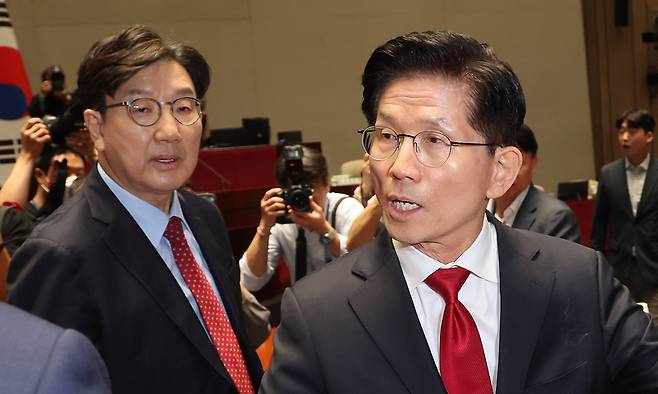 국민의힘 김문수 대선 후보가 9일 서울 여의도 국회에서 열린 의원총회에서 권영세 비상대책위원장이 단일화를 압박하는 발언 뒤 퇴장하자 항의하며 의총장을 나가고 있다. 연합뉴스