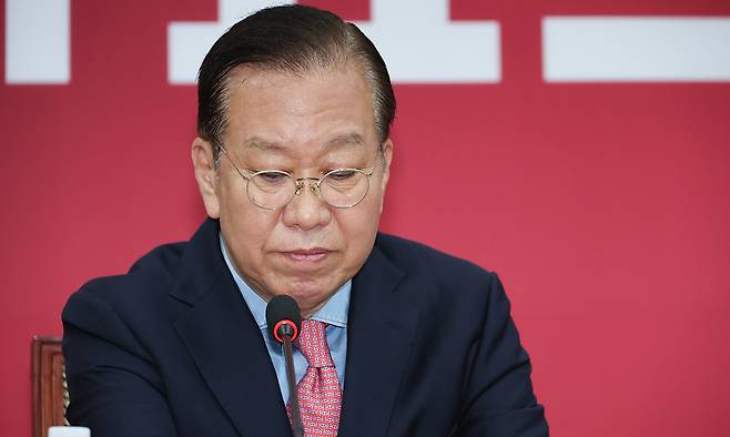 국민의힘 권영세 비상대책위원장이 10일 서울 여의도 국회에서 김문수 대통령 후보 자격 취소·한덕수 예비후보 입당 및 대선후보 등록 과정에 대해 기자회견을 하고 있다. 뉴스1