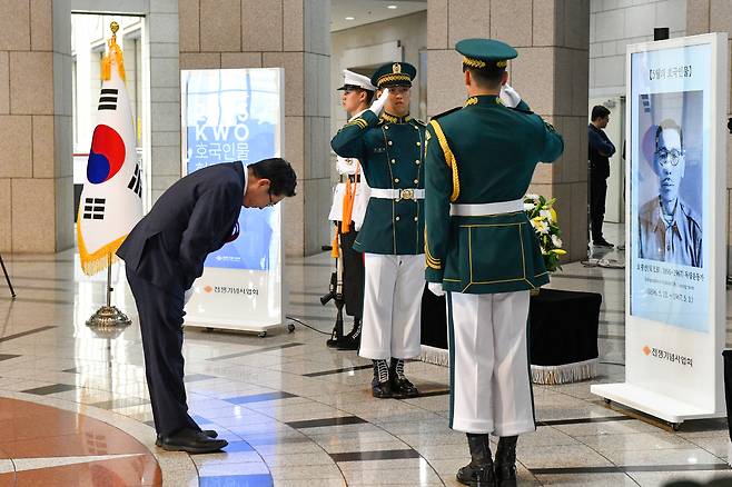 백승주 전쟁기념사업회장이 지난 8일 서울 용산 전쟁기념관에서 열린 ‘5월의 호국 인물’ 현양 행사에서 오광선(1896∼1967)의 영정 앞에 헌화한 뒤 고개를 숙인 채 묵념하고 있다. 전쟁기념사업회 제공